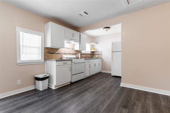 Building Photo - 305 N Live Oak St