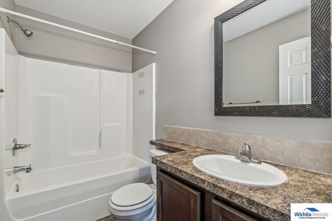Building Photo - 3 bedroom, 2 bath duplex