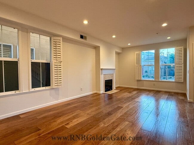 Building Photo - Gorgeous 3 bedroom, 2 and a half bathroom townhome in Hamilton Field for rent!