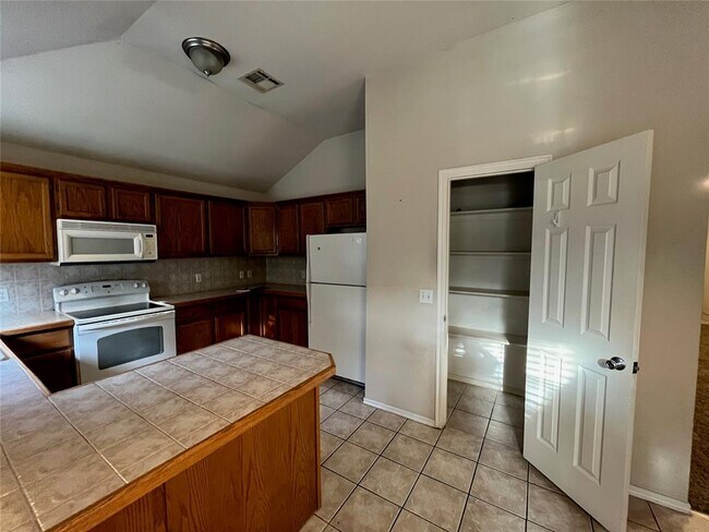 Building Photo - 2045 Rising Hill Dr