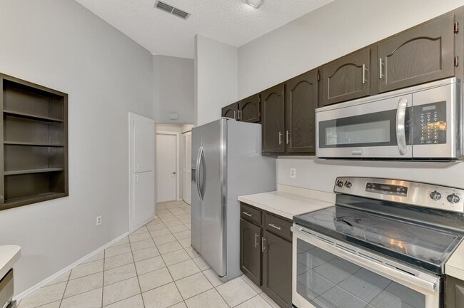 Building Photo - STUNNING 3 BEDROOM, 2 BATHROOM, 2 CAR GARAGE HOME LOCATED IN THE HIGHLY SOUGHT AFTER BRIARWOOD CO...