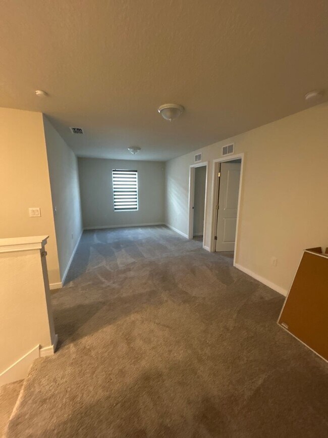 Building Photo - Beautiful and spacious 5/3 Kissimmee