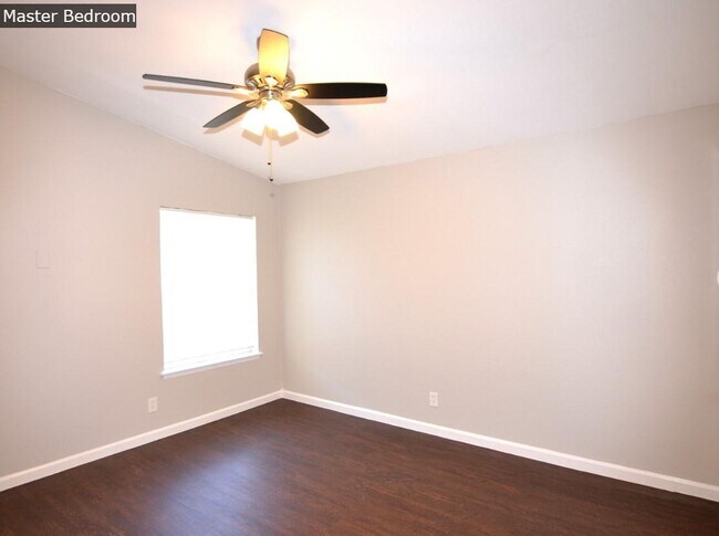 Building Photo - 5123 Vlg Gln Dr