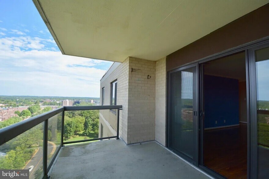 Building Photo - 307 Yoakum Pkwy