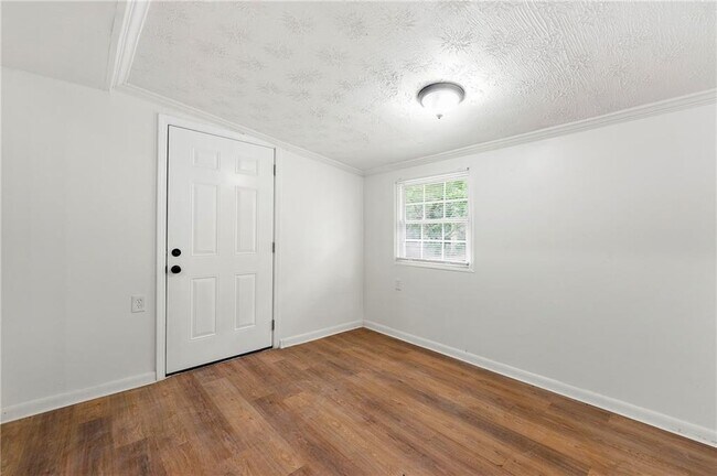 Building Photo - 5340 Lee Cir