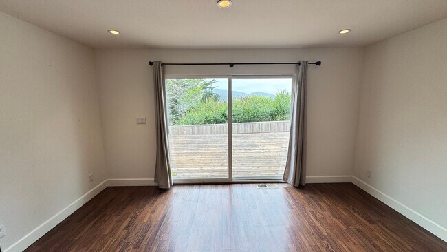 Building Photo - 1134 Manzanita Dr
