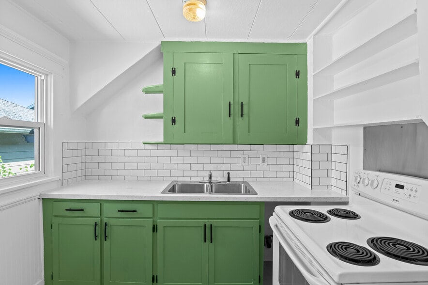 Kitchen - 3411 Lombard Ave