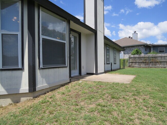 Building Photo - 2802 Woodlands Dr