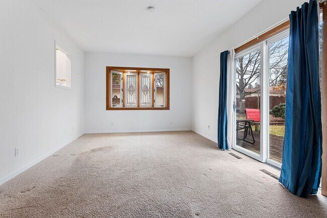 Building Photo - very nice 2 bedroom home