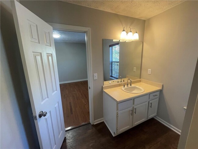 Building Photo - 3015 Cascade Manor Dr