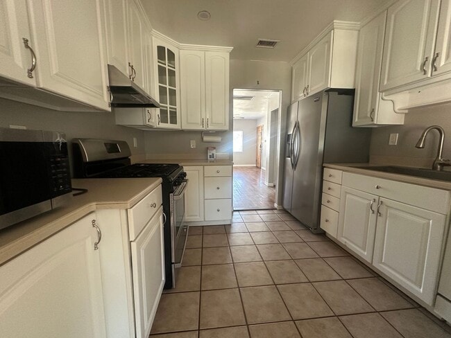 Building Photo - Beautiful 3-Bedroom + Bonus Sunroom Home f...