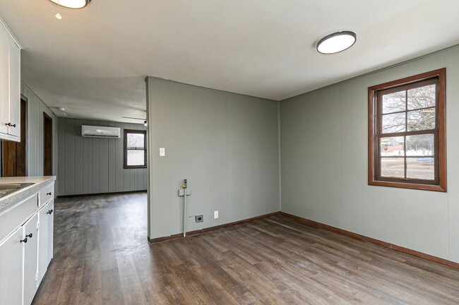 Building Photo - 2 Bedroom 1 Bathroom Home Located within w...
