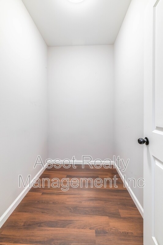 Building Photo - 619 Midlake Dr NE