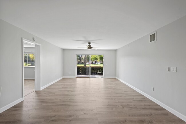 Building Photo - 500 Crestwood Ct N