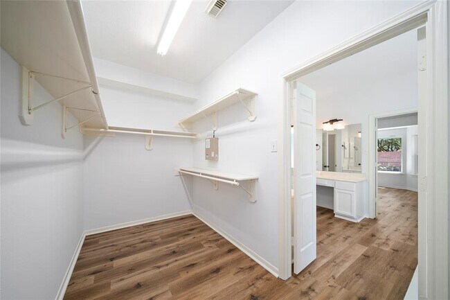 Building Photo - 2111 Scenic Hollow Ct