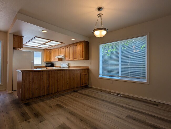 Building Photo - 686 Oakdale Ave