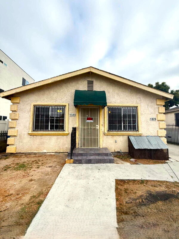 Building Photo - 1323 W 58th St