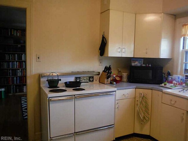 Building Photo - Larchmont