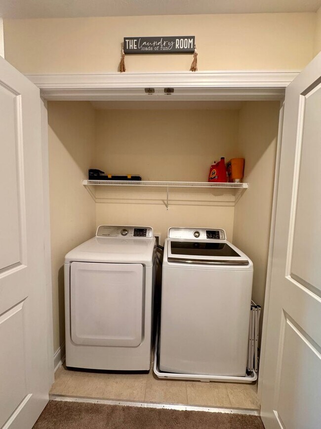 Building Photo - Townhouse for Rent in Spring Oaks!