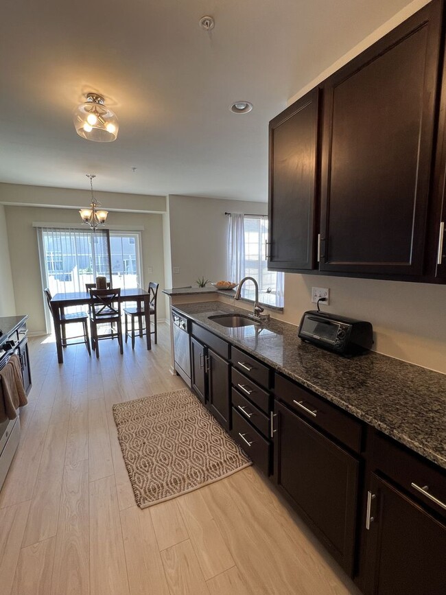 Building Photo - Beautiful like-new townhouse in Parkland school disctrict!
