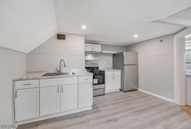 Building Photo - 182 Belleville Ave