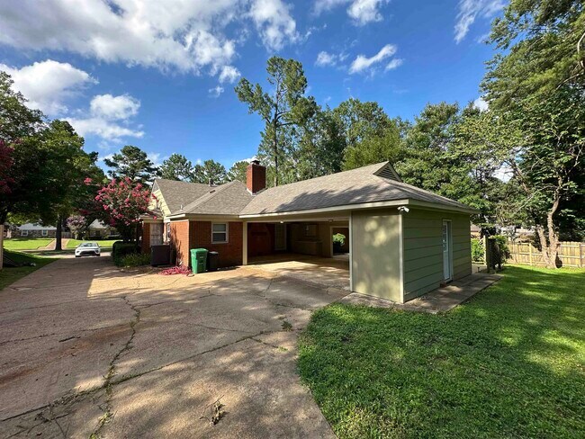 Building Photo - 8009 Farmington Blvd