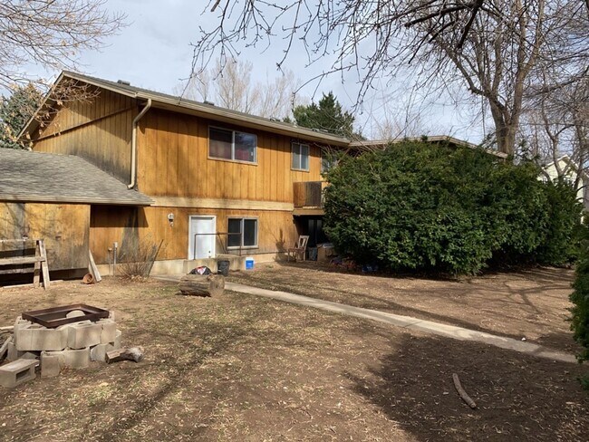 Building Photo - STUDENTS WELCOME! Sprawling 6 Bed / 3 Bath Home Near College and Drake