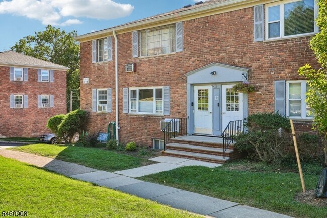 Building Photo - 12 Wedgewood Dr