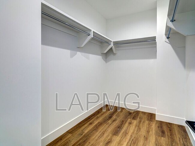 Building Photo - 5600 W 78th St