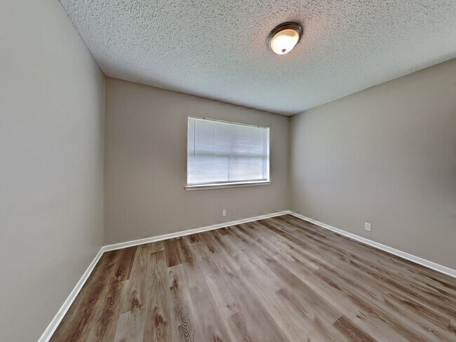 Building Photo - 3BR/1.5BA Home with Garage, Spacious Layout & Modern Upgrades