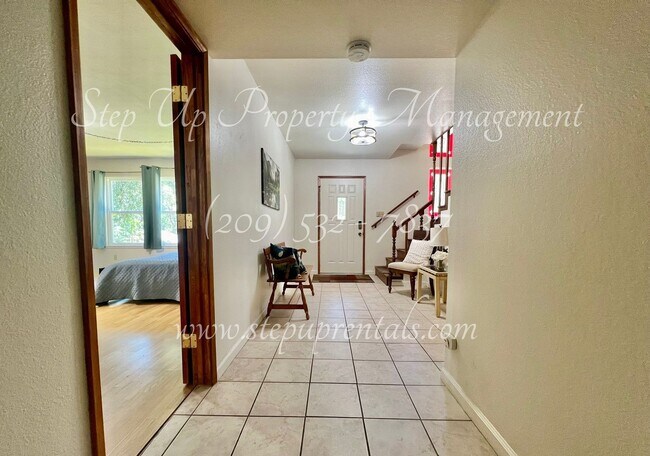 Building Photo - Inviting 3-Bedroom Home in Desirable Twain...
