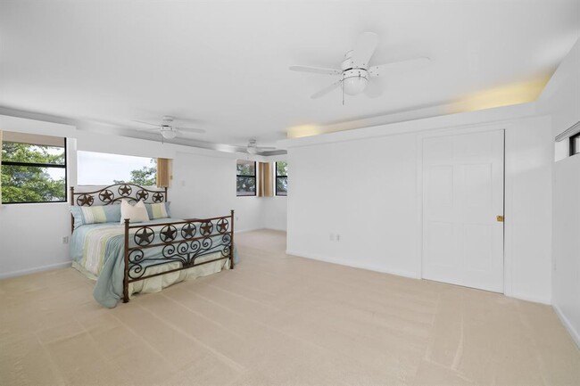 Building Photo - 3935 Lago Vista Dr