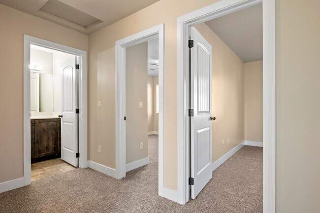 Building Photo - 3 Bed 2.5 Bath Townhome off Main Street