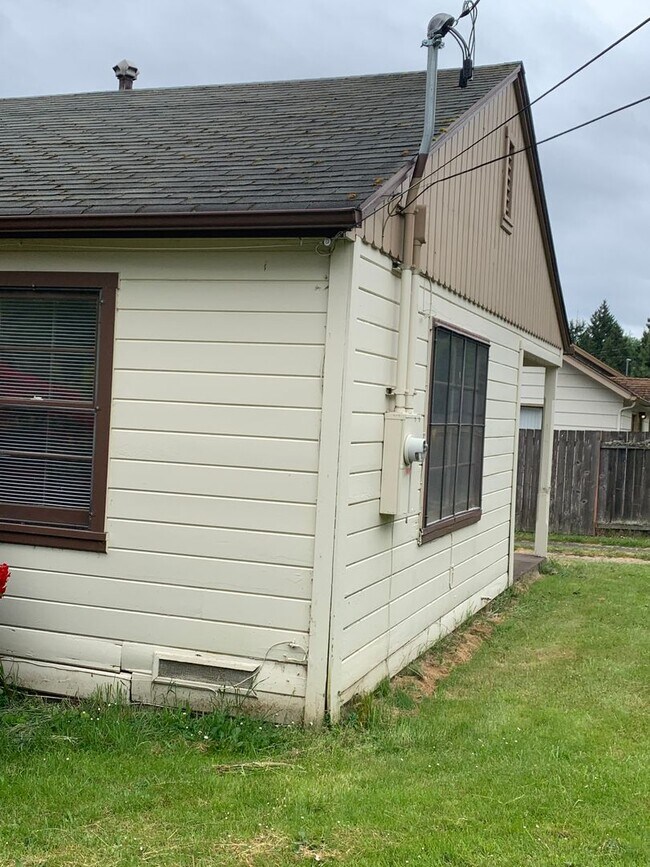 Primary Photo - 2 Bedroom ~ 1 bath Cottage near Campus in serene setting