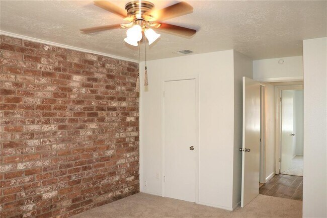 Building Photo - 12139 Sharpview Dr