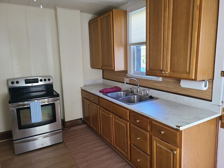 Building Photo - 214 E Kelso Rd