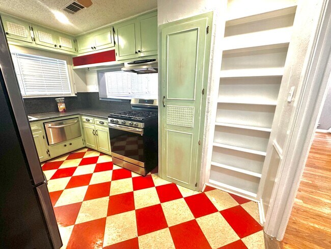 Building Photo - WELL MAINTAINED