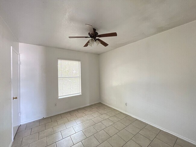 Building Photo - 1705 Cedarhill Dr