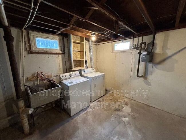 Building Photo - 22 Whispering Dr