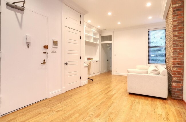 Building Photo - 1122 Hudson St