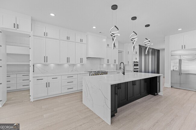 Building Photo - 555 Versailles Dr