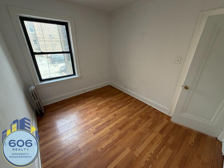 Building Photo - 1135 W Lunt Ave