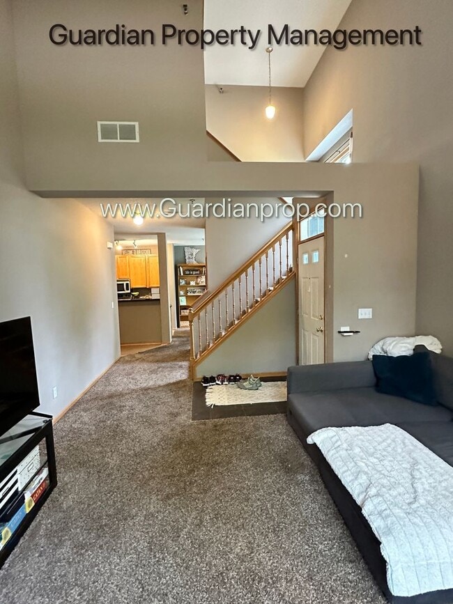 Building Photo - Eden Prairie End Unit Town Home, 2 Car Gar...