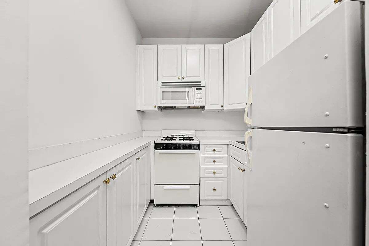Building Photo - 240 Sullivan St