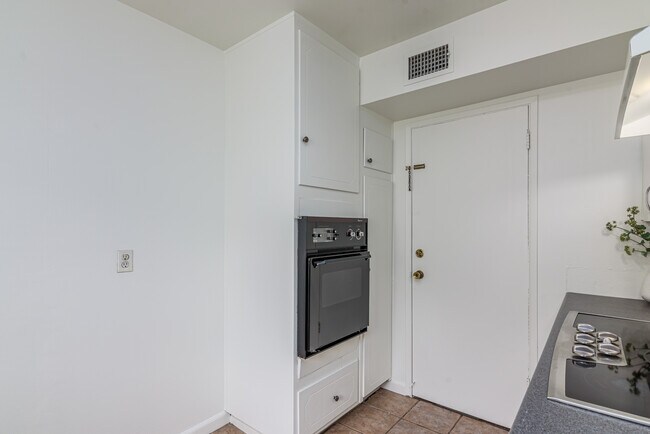 Building Photo - 2260 N Cahuenga Blvd