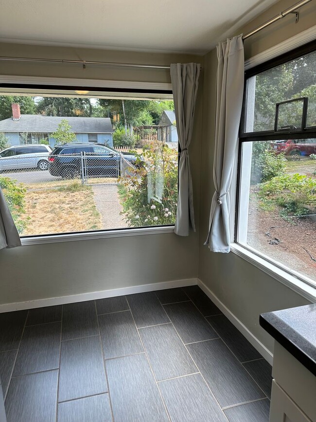 Building Photo - Available Now! 4 bed, 2 bath house in Shoreline!