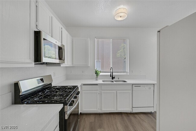 Building Photo - 6520 Lombard Dr