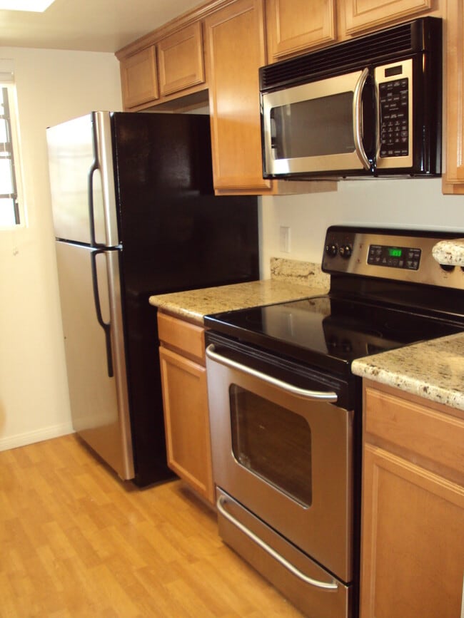Building Photo - Stylish 2-Bedroom Condo in Sought-After Ca...