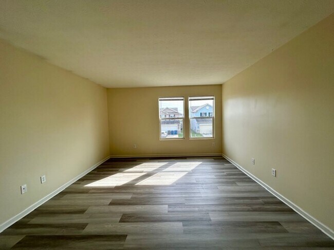 Building Photo - Beautiful 4 bedroom 2.5 bath 2 story home ...