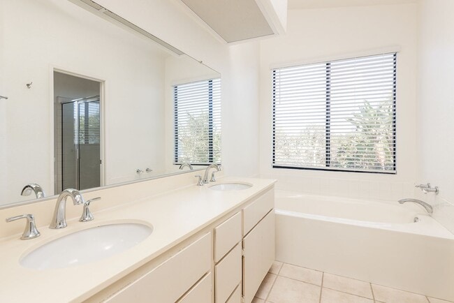 Building Photo - Lovely 4 bedroom Oceanside home!
